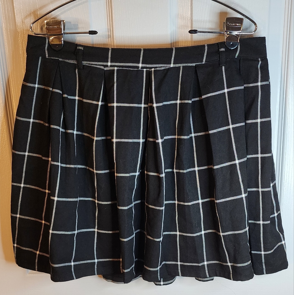 Hot Topic Black And White Plaid Skirt